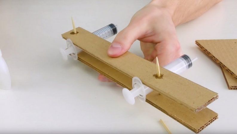 carton1 793x450 - Cómo construir un brazo robot totalmente funcional con cartón