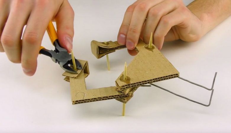 carton3 781x450 - Cómo construir un brazo robot totalmente funcional con cartón