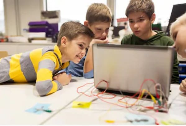 niños aprendiendo a programar