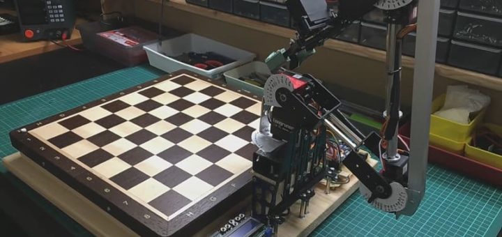 brazo robotico jugando Ajedrez