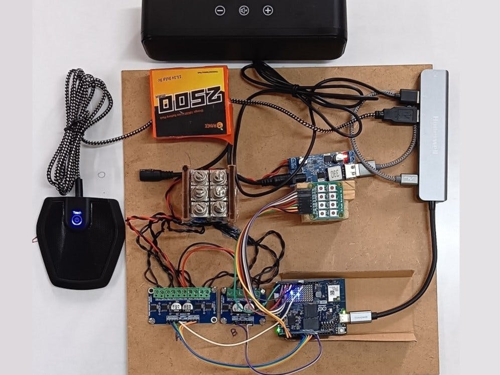 Dispositivo con Arduino Uno Q, teclado de pulsadores y matriz de solenoides para enseñar Braille a niños ciegos