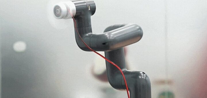 Brazo robótico myCobot 280 con un pequeño ventilador que sigue la cara del usuario mediante visión por webcam