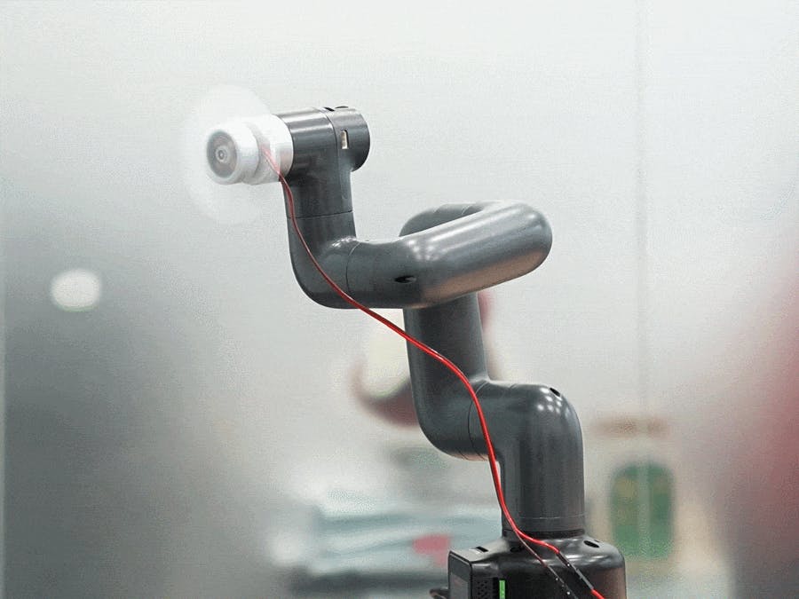 Brazo robótico myCobot 280 con un pequeño ventilador que sigue la cara del usuario mediante visión por webcam
